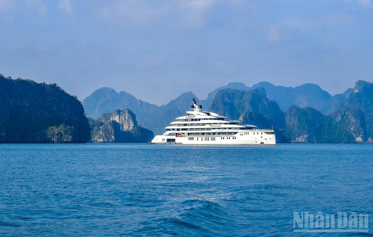 Làn nước xanh màu ngọc bích, ôm trọn những khối núi đá vôi ở vịnh Hạ Long.