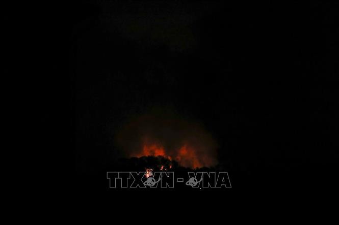 Khói lửa bốc lên sau một loạt tiếng nổ ở thủ đô Caracas, Venezuela rạng sáng 3/1/2026.