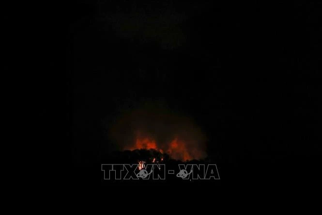 Khói lửa bốc lên sau một loạt tiếng nổ ở thủ đô Caracas, Venezuela rạng sáng 3/1/2026.