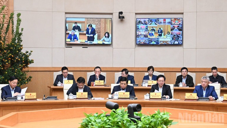 Các Phó Thủ tướng Chính phủ, lãnh đạo các bộ, ngành, cơ quan tham dự phiên họp.