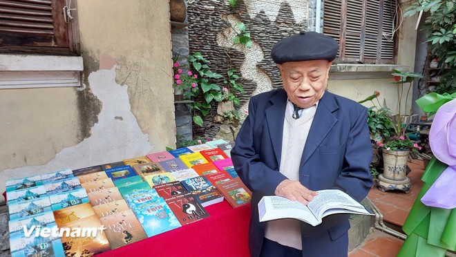 Tiến sỹ Nguyễn Thiện Luân bên một phần gia tài văn chương của mình.