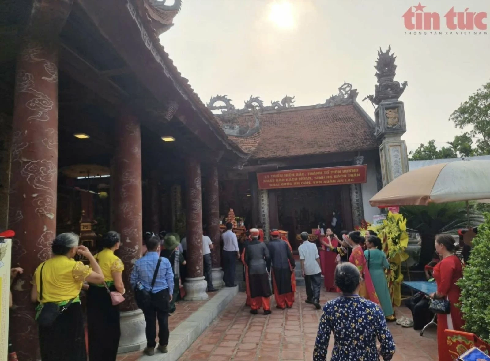 Du khách quốc tế tham quan di tích lịch sử tại Hà Nội.