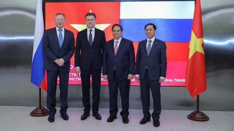 Thủ tướng Phạm Minh Chính, Phó Thủ tướng Nga Alexander Novak (ở giữa), Phó Thủ tướng Chính phủ Bùi Thanh Sơn và lãnh đạo Zarubezhneft.