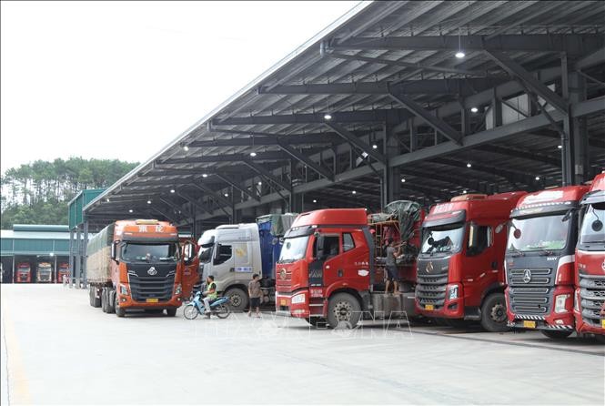 Phương tiện chở hàng xuất nhập khẩu trong khu vực bến bãi tại cửa khẩu Chi Ma, tỉnh Lạng Sơn.