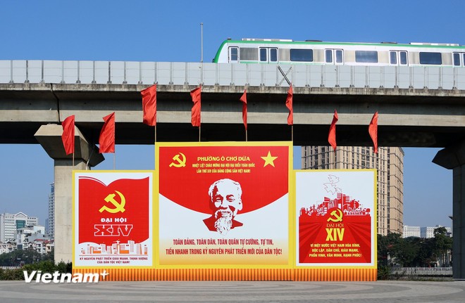 Các biểu tượng búa liềm, cụm mô hình trang trí chào mừng cũng được đặt tại các nút giao thông lớn, tạo điểm nhấn trong không gian đô thị.