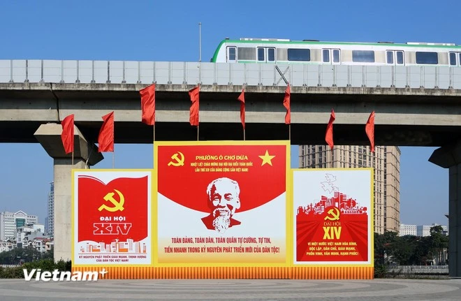 Các biểu tượng búa liềm, cụm mô hình trang trí chào mừng cũng được đặt tại các nút giao thông lớn, tạo điểm nhấn trong không gian đô thị.