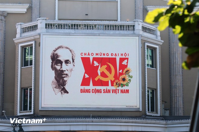 Việc trang trí, các màn hình LED tại trung tâm thương mại, tòa nhà cao tầng cũng trình chiếu hình ảnh, khẩu hiệu chào mừng Đại hội, tăng cường hiệu quả tuyên truyền trực quan đến người dân và du khách.