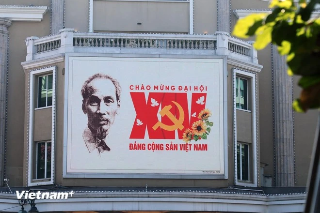 Việc trang trí, các màn hình LED tại trung tâm thương mại, tòa nhà cao tầng cũng trình chiếu hình ảnh, khẩu hiệu chào mừng Đại hội, tăng cường hiệu quả tuyên truyền trực quan đến người dân và du khách.