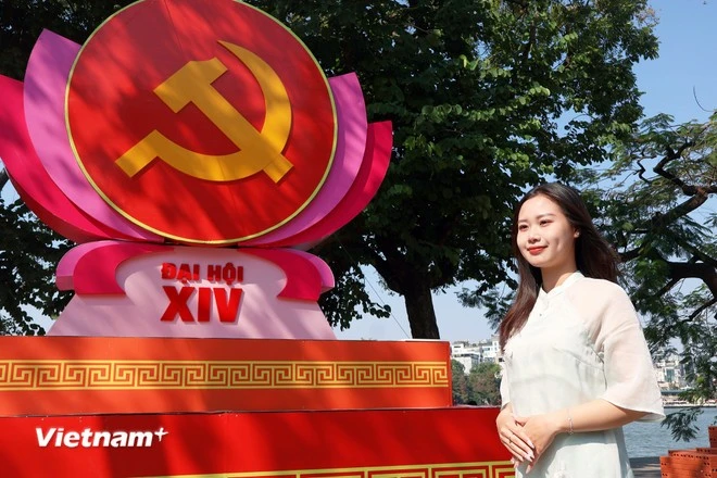 Bạn Thu Huyền (Vĩnh Tuy, Hà Nội) cho biết không khí những ngày gần Đại hội đại biểu toàn quốc lần thứ XIV của Đảng khiến Thủ đô trở nên rực rỡ. "Đây là sự kiện sẽ định hướng lớn cho sự phát triển của đất nước sau này và mình rất tin tưởng và kỳ vọng Đại hội sẽ thành công rực rỡ," Huyền nói.