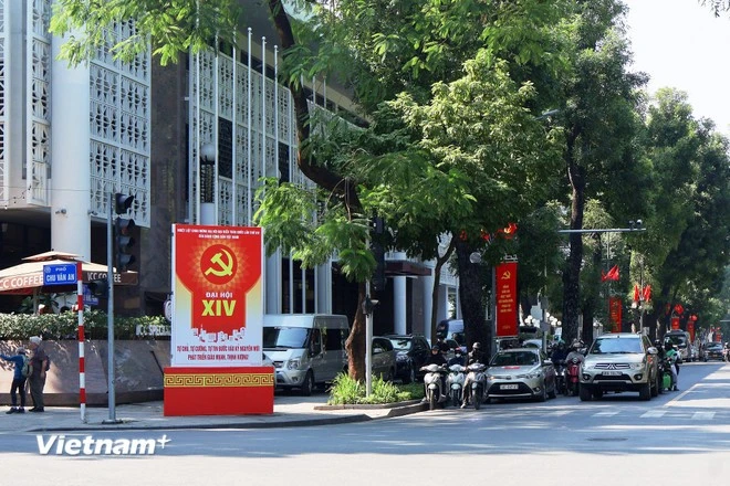 Từ các tuyến phố trung tâm, đường lớn cho tới ngõ nhỏ, hệ thống cờ Tổ quốc, cờ Đảng, áp phích và biểu ngữ chào mừng được treo ngay ngắn và nổi bật, làm bừng lên không khí chào mừng sự kiện lớn của đất nước.