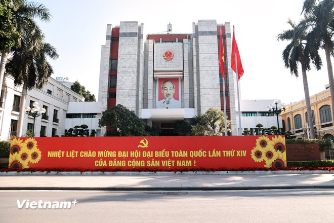 Khu vực hồ Hoàn Kiếm được trang trí cờ, pano chào mừng Đại hội đại biểu toàn quốc lần thứ XIV của Đảng; hình ảnh ghi nhận tại khu vực phía trước Trụ sở Ủy ban nhân dân thành phố Hà Nội.