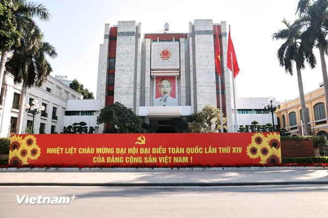 Khu vực hồ Hoàn Kiếm được trang trí cờ, pano chào mừng Đại hội đại biểu toàn quốc lần thứ XIV của Đảng; hình ảnh ghi nhận tại khu vực phía trước Trụ sở Ủy ban nhân dân thành phố Hà Nội.
