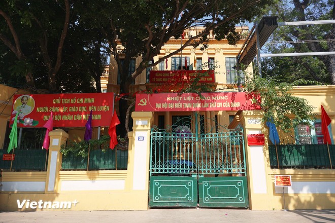 Các cơ quan, đoàn thể cũng hưởng ứng treo băng rôn, biểu ngữ chào mừng sự kiện trọng đại của Đảng.