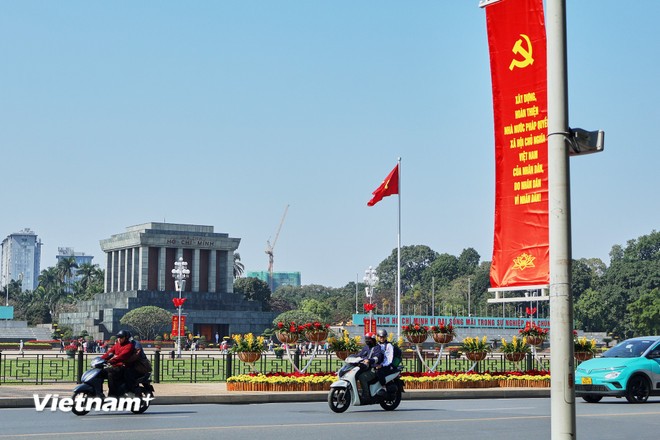 Khu vực xung quanh Lăng Chủ tịch Hồ Chí Minh khoác tấm áo rực rỡ cờ hoa.