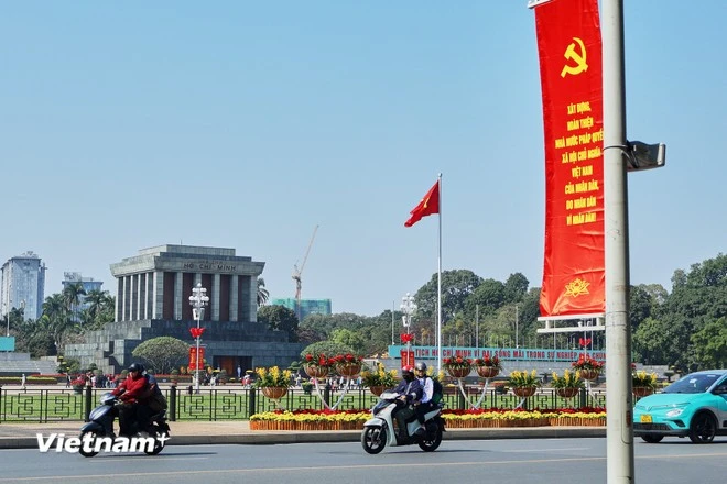 Khu vực xung quanh Lăng Chủ tịch Hồ Chí Minh khoác tấm áo rực rỡ cờ hoa.