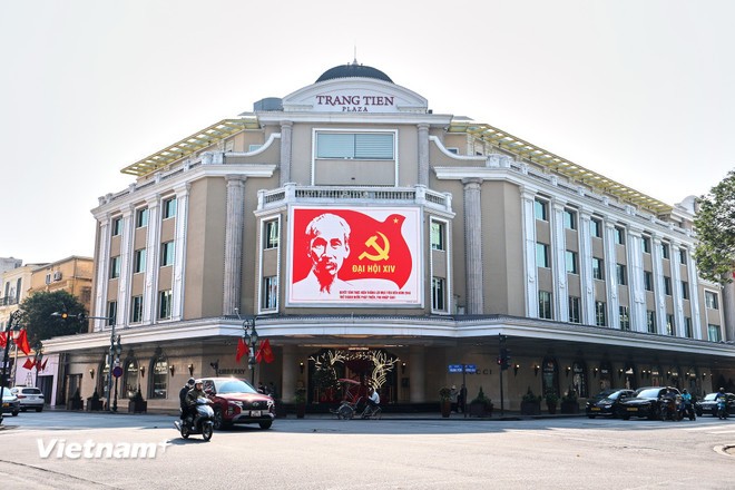 Trên màn hình LED của trung tâm thương mại Tràng Tiền trình chiếu hình ảnh, biểu tượng chào mừng Đại hội Đảng.