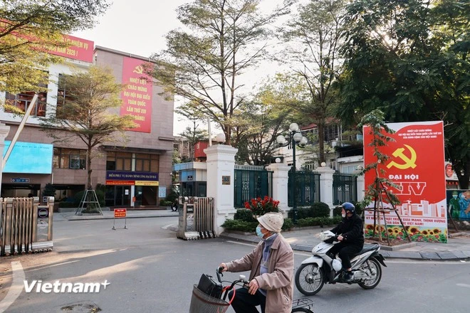 Trụ sở Đảng ủy, Ủy ban nhân dân phường Bạch Mai trang trí mừng Đại hội Đảng XIV thu hút sự quan tâm của người dân.