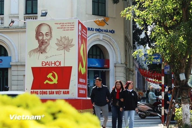 Không khí đón xuân mới cùng các sự kiện chính trị trọng đại của đất nước tràn ngập khắp đường phố Thủ đô trong nắng ấm.