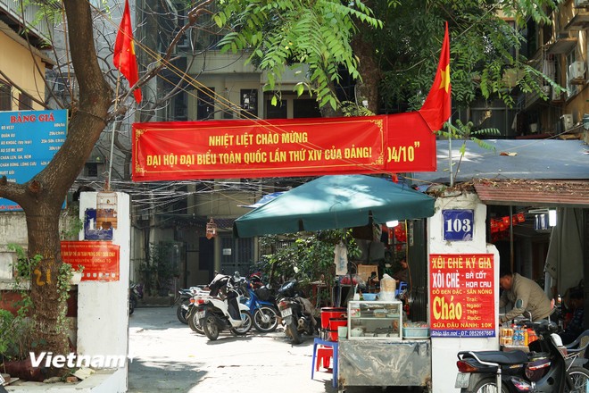 Không chỉ các trục đường lớn, từng khu dân cư, ngõ phố nhỏ, khu chung cư cũng được người dân trang hoàng rực rỡ.