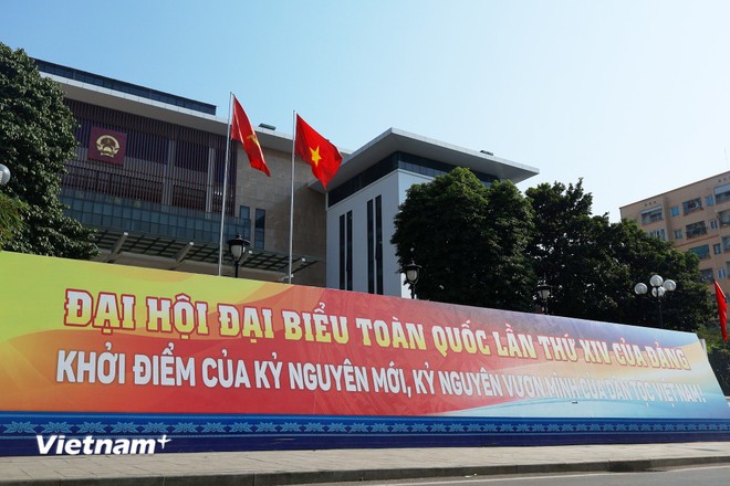 Pano cỡ lớn với thông điệp mạnh mẽ, hào hùng tại Trụ sở Đảng ủy, Ủy ban nhân dân phường Đống Đa và Đảng ủy, Ủy ban nhân dân phường Ô Chợ Dừa.