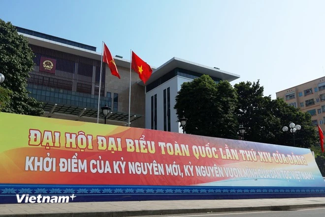 Pano cỡ lớn với thông điệp mạnh mẽ, hào hùng tại Trụ sở Đảng ủy, Ủy ban nhân dân phường Đống Đa và Đảng ủy, Ủy ban nhân dân phường Ô Chợ Dừa.