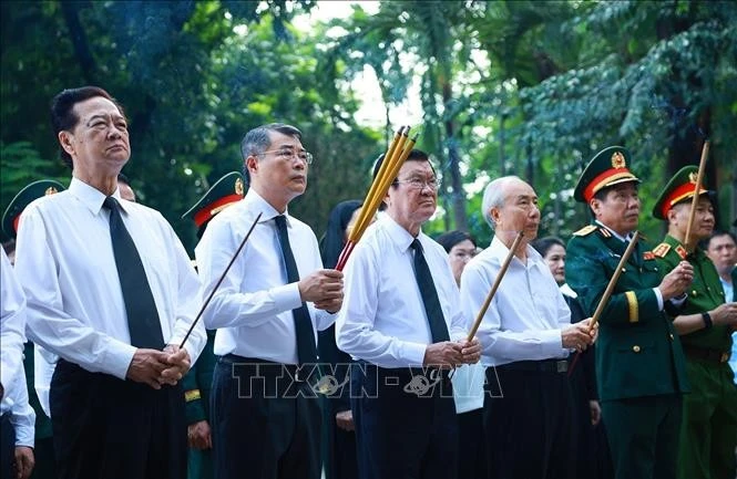 Thủ tướng Lê Minh Hưng dâng hoa, dâng hương tại tượng đài Cố Tổng Bí thư Trần Phú và Bia tưởng niệm các Anh hùng liệt sĩ tại Công viên Lê Thị Riêng. Ảnh: Dương Giang/TTXVN