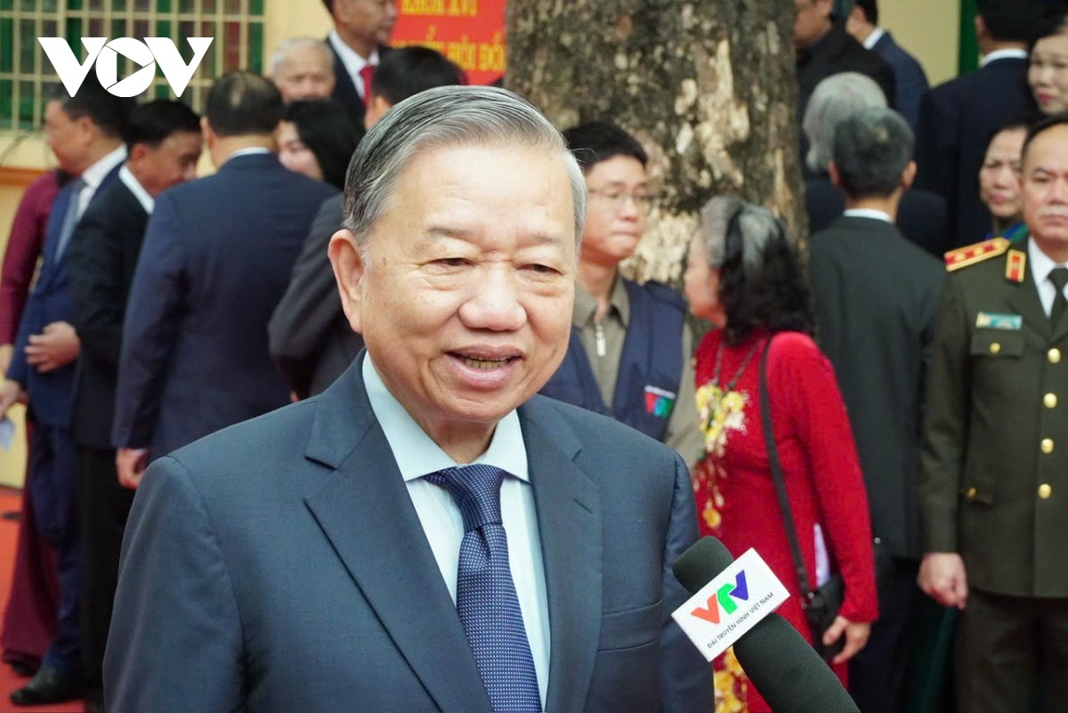 Tổng Bí thư Tô Lâm cũng khẳng định, thông qua cuộc bầu cử này, chúng ta kỳ vọng lựa chọn được những đại biểu tiêu biểu, góp phần lãnh đạo đất nước phát triển, bảo đảm chủ quyền và toàn vẹn lãnh thổ, bảo vệ vững chắc Tổ quốc; đồng thời thúc đẩy đất nước phát triển nhanh, bền vững, ổn định và nâng cao đời sống mọi mặt của nhân dân.