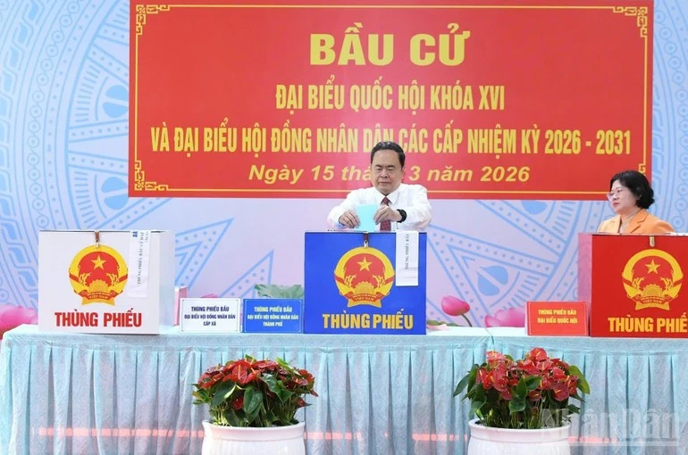 Chủ tịch Quốc hội Trần Thanh Mẫn bỏ phiếu bầu cử tại Khu vực bỏ phiếu số 14 Trường THCS Đỗ Văn Dậy, xã Hóc Môn, Thành phố Hồ Chí Minh.