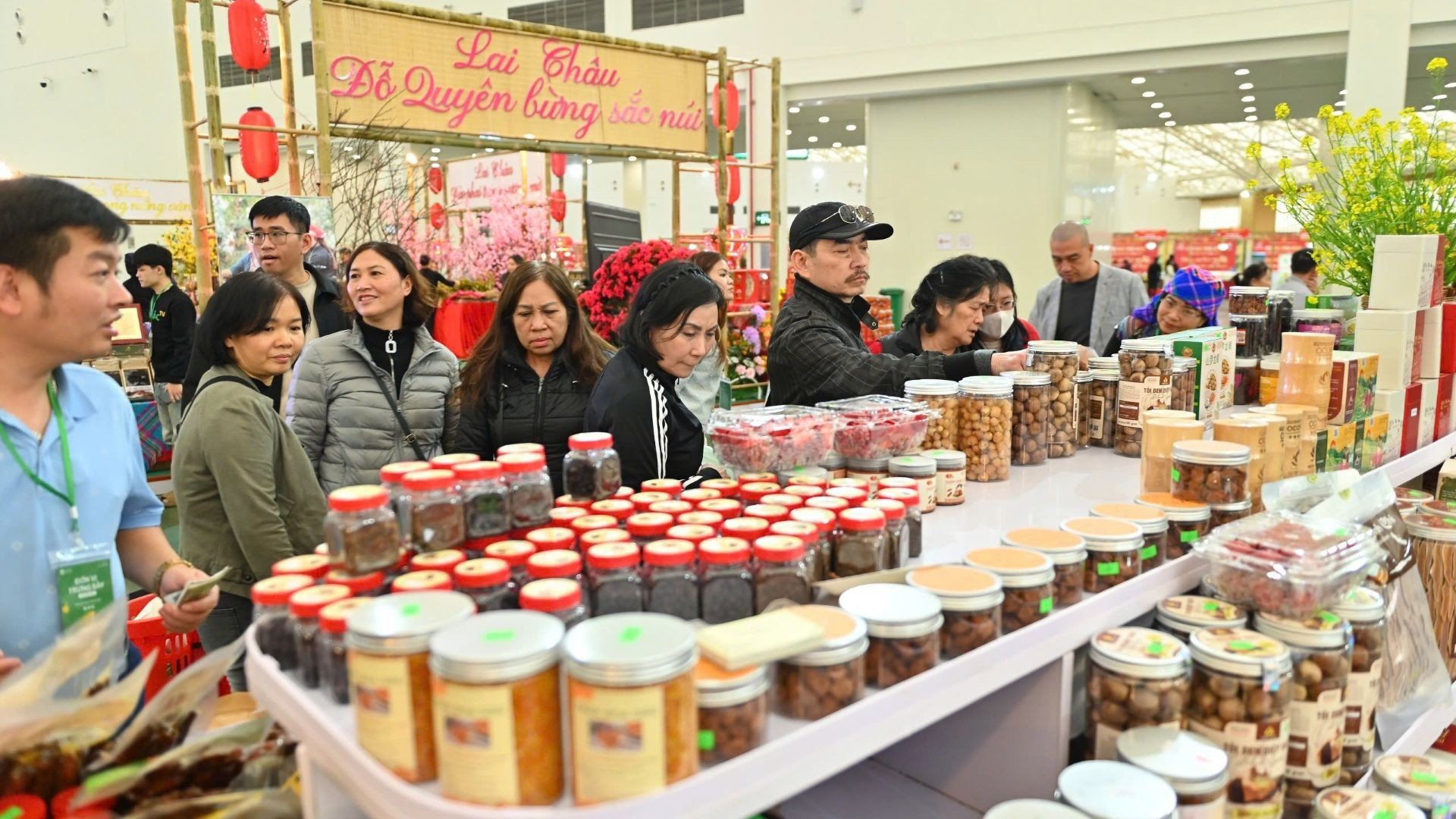 Sức tiêu thụ những ngày đầu hội chợ khá tốt và dự kiến càng gần Tết, lượng khách sẽ còn đông hơn.