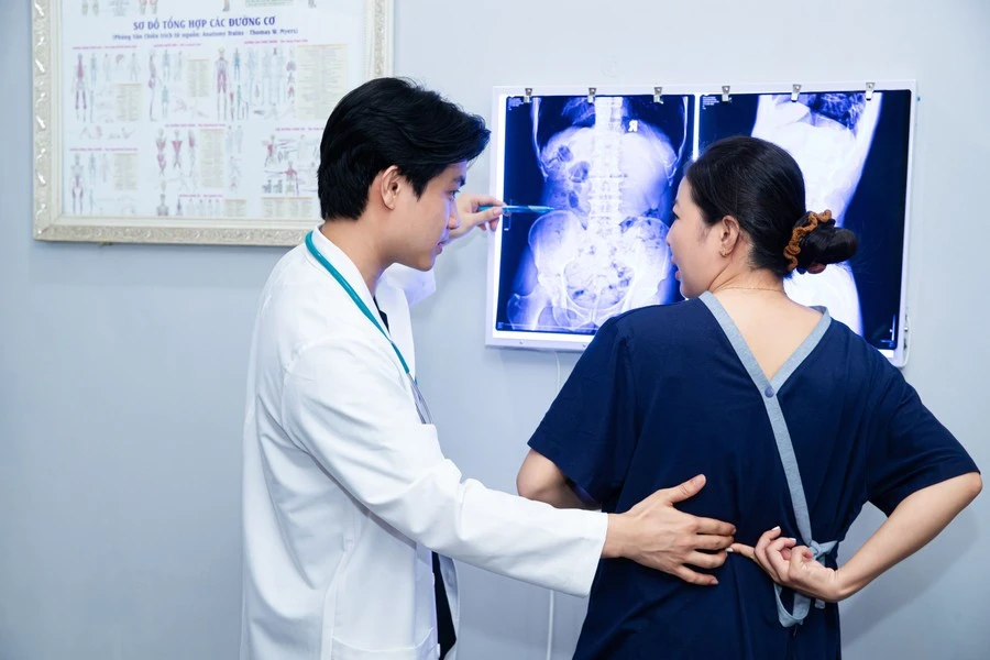 Bác sĩ Phạm Thành Minh điều trị cho bệnh nhân.