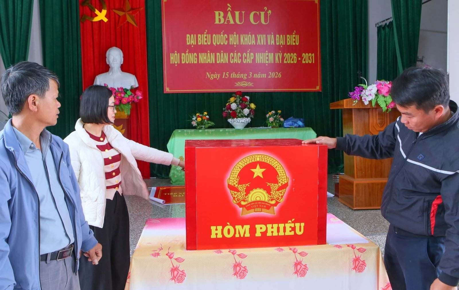 Tổ bầu cử số 7, xã Giao Ninh (Ninh Bình) chuẩn bị hòm phiếu, sẵn sàng cho ngày bầu cử.