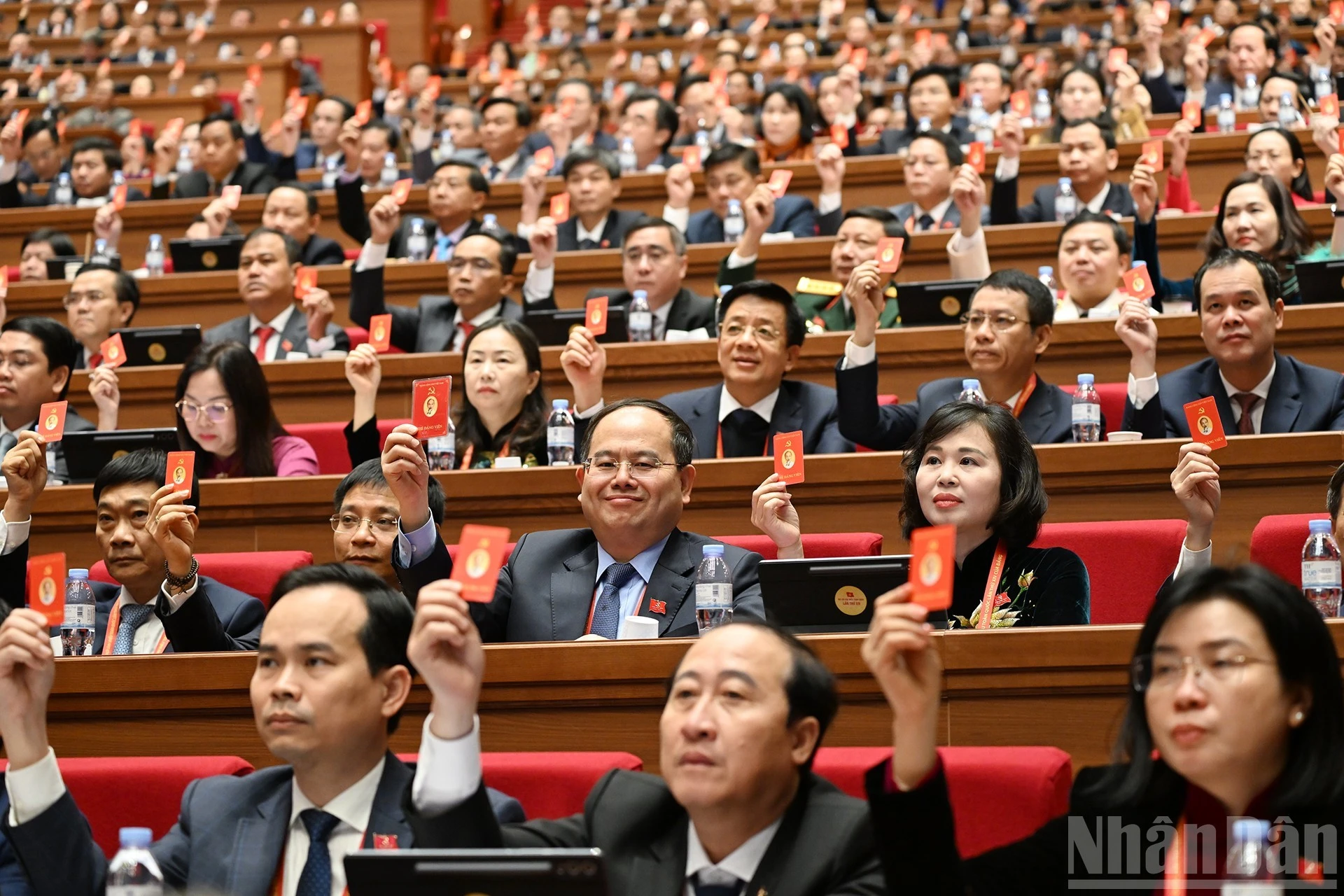 Các đại biểu biểu quyết tại phiên làm việc.