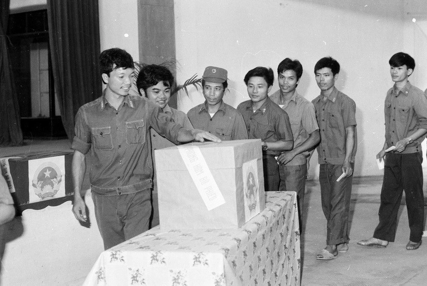 Ảnh trái: Cử tri tại Khu vực bỏ phiếu số 1, phường Điện Biên (Ba Đình, Hà Nội) bỏ phiếu bầu cử đại biểu Quốc hội khóa IX; Ảnh phải: Trong ảnh: Bộ đội Bộ Tư lệnh quân khu Thủ đô bỏ phiếu bầu Quốc hội khóa IX (1992).