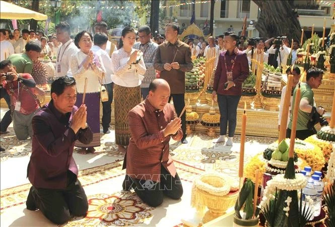 Đô trưởng Phnom Penh Khuong Sreng (trái) và ông Hun Many - Chủ tịch Hội Liên hiệp Thanh niên Campuchia (UYFC), Phó Thủ tướng kiêm Bộ trưởng Bộ công vụ Campuchia - thực hiện các nghi thức trong Lễ đón chư thiên, khởi đầu chuỗi chương hoạt động trong khuôn khổ sự kiện Nokor Sangkranta 2026 tại thắng cảnh Wat Phnom (Chùa Núi) ở trung tâm thủ đô Phnom Penh.