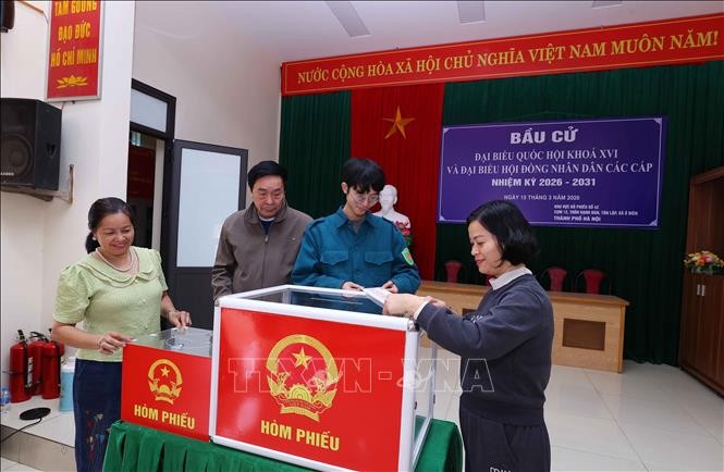 Khu vực bỏ phiếu tại xã Ô Diên (Hà Nội) được chuẩn bị trang nghiêm, bố trí đầy đủ buồng bỏ phiếu, hòm phiếu và các điều kiện phục vụ cử tri.