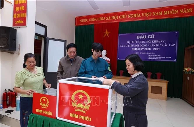 Khu vực bỏ phiếu tại xã Ô Diên (Hà Nội) được chuẩn bị trang nghiêm, bố trí đầy đủ buồng bỏ phiếu, hòm phiếu và các điều kiện phục vụ cử tri.