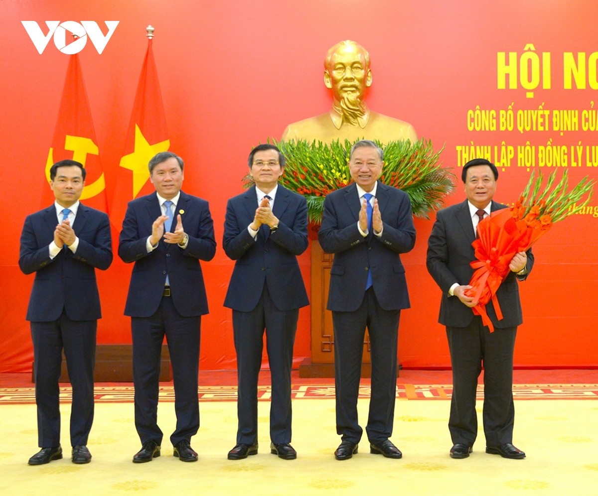 Tổng Bí thư Tô Lâm tặng hoa chúc mừng đồng chí Nguyễn Xuân Thắng.