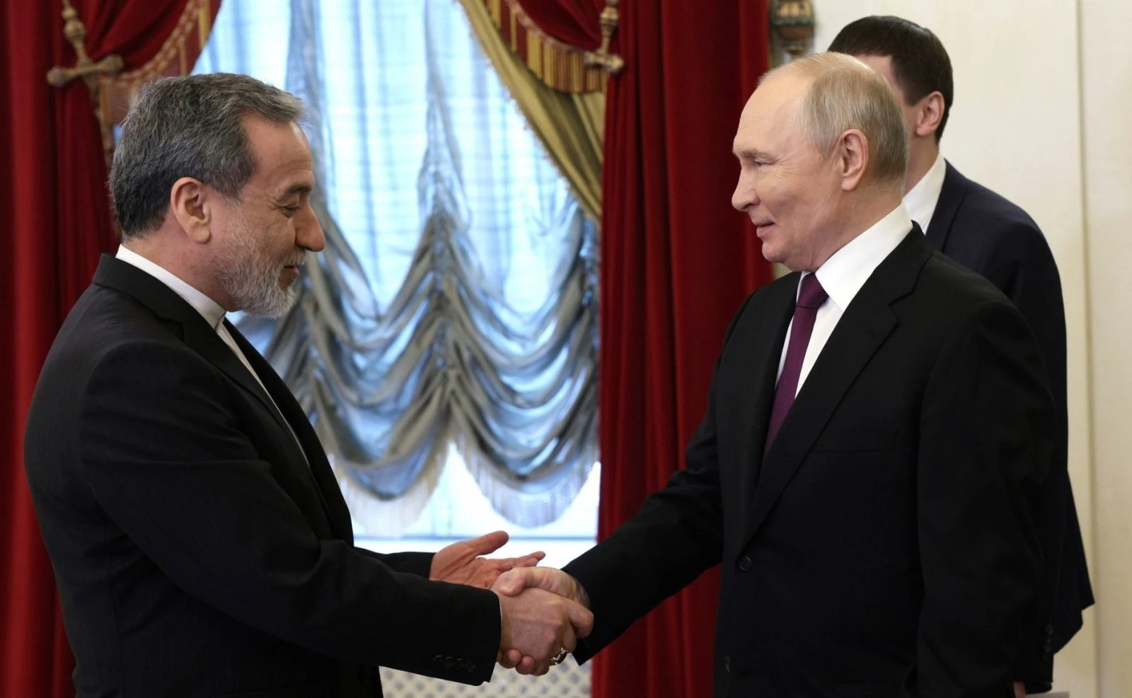 Tổng thống Nga Vladimir Putin và Ngoại trưởng Iran Abbas Araghchi tại cuộc gặp ở St. Petersburg, Nga, ngày 27/4/2026.