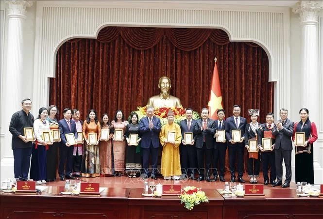 Tổng Bí thư, Chủ tịch nước Tô Lâm và lãnh đạo Đảng, Nhà nước tặng chân dung Chủ tịch Hồ Chí Minh cho các đại biểu.