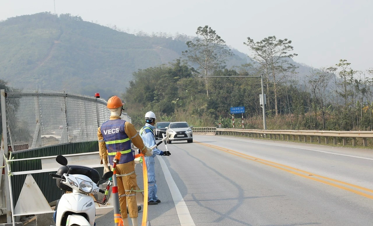 Tuyến đường vừa vận hành, vừa thi công nên việc đảm bảo an toàn giao thông, đặc biệt là các điểm ra vào công trường được đặc biệt chú trọng. Trong ảnh, nhân viên Công ty cổ phần Dịch vụ đường cao tốc Việt Nam (VEC S) đang điều tiết giao thông tại một điểm ra vào công trường.