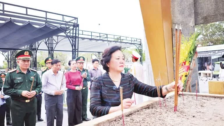 Phó Thủ tướng Phạm Thị Thanh Trà và Đoàn công tác dâng hương tại Nghĩa trang liệt sĩ quốc gia Đường 9.