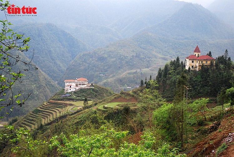 Cảnh quan ruộng bậc thang và các khu nghỉ dưỡng nằm nép mình bên sườn núi Sa Pa.