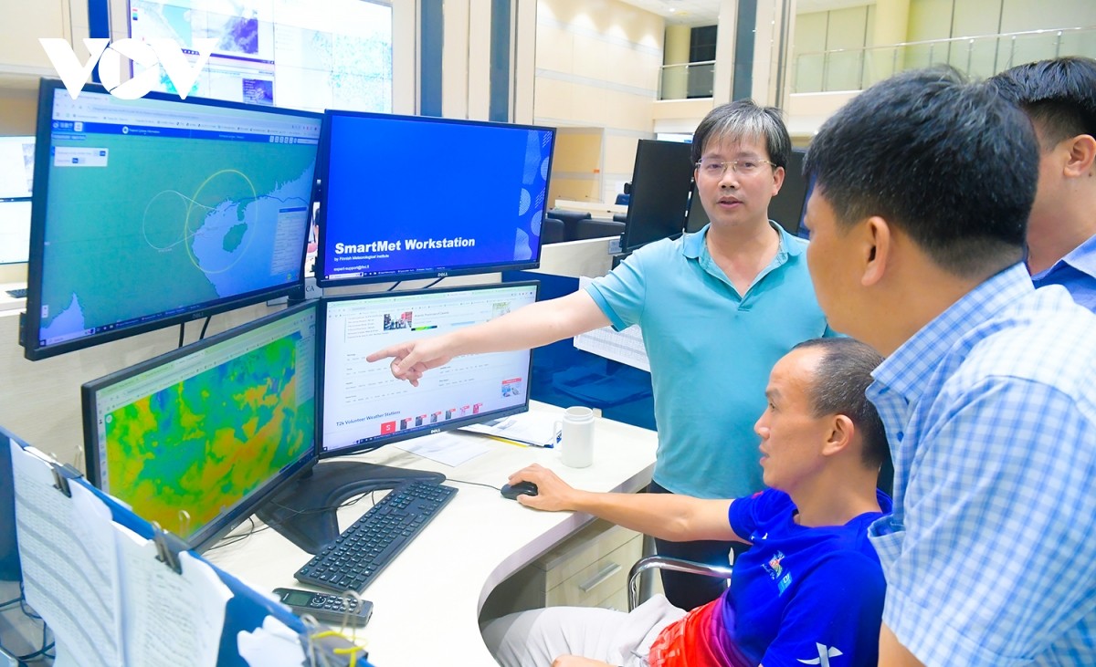 Ông Mai Văn Khiêm (áo xanh), Giám đốc Trung tâm Dự báo khí tượng thủy văn quốc gia