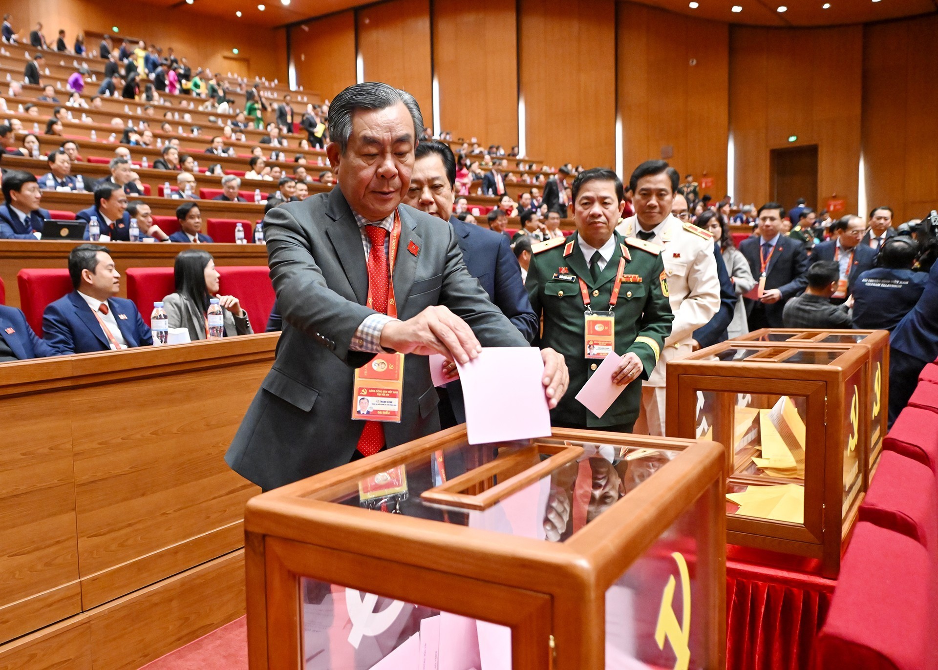 Các đại biểu bỏ phiếu bầu Ban Chấp hành Trung ương khóa XIV.