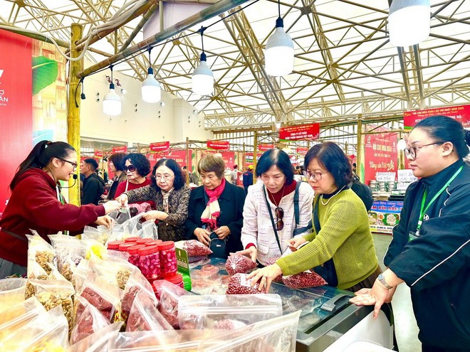 Người dân mua sắm tại Hội chợ mùa Xuân năm 2026.