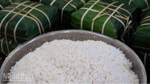 Gói bánh chưng chưa bao giờ chỉ là một việc phải làm. Đó là nghi thức đoàn viên.