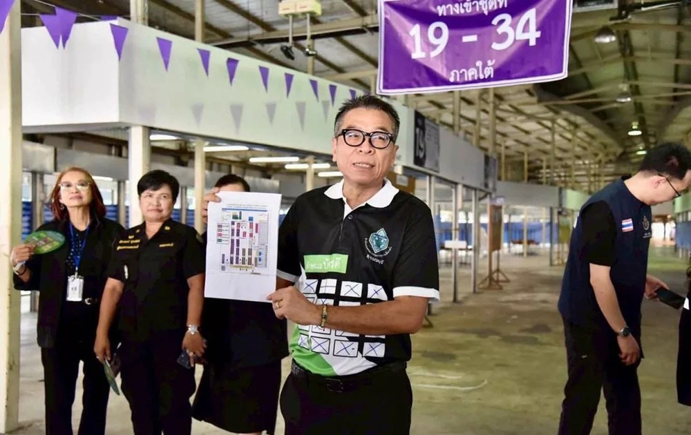 Tổng Thư ký Ủy ban Bầu cử Thái Lan đi kiểm tra công tác chuẩn bị cho cuộc bỏ phiếu sớm tại quận Bang Kapi, thuộc thủ đô Bangkok.