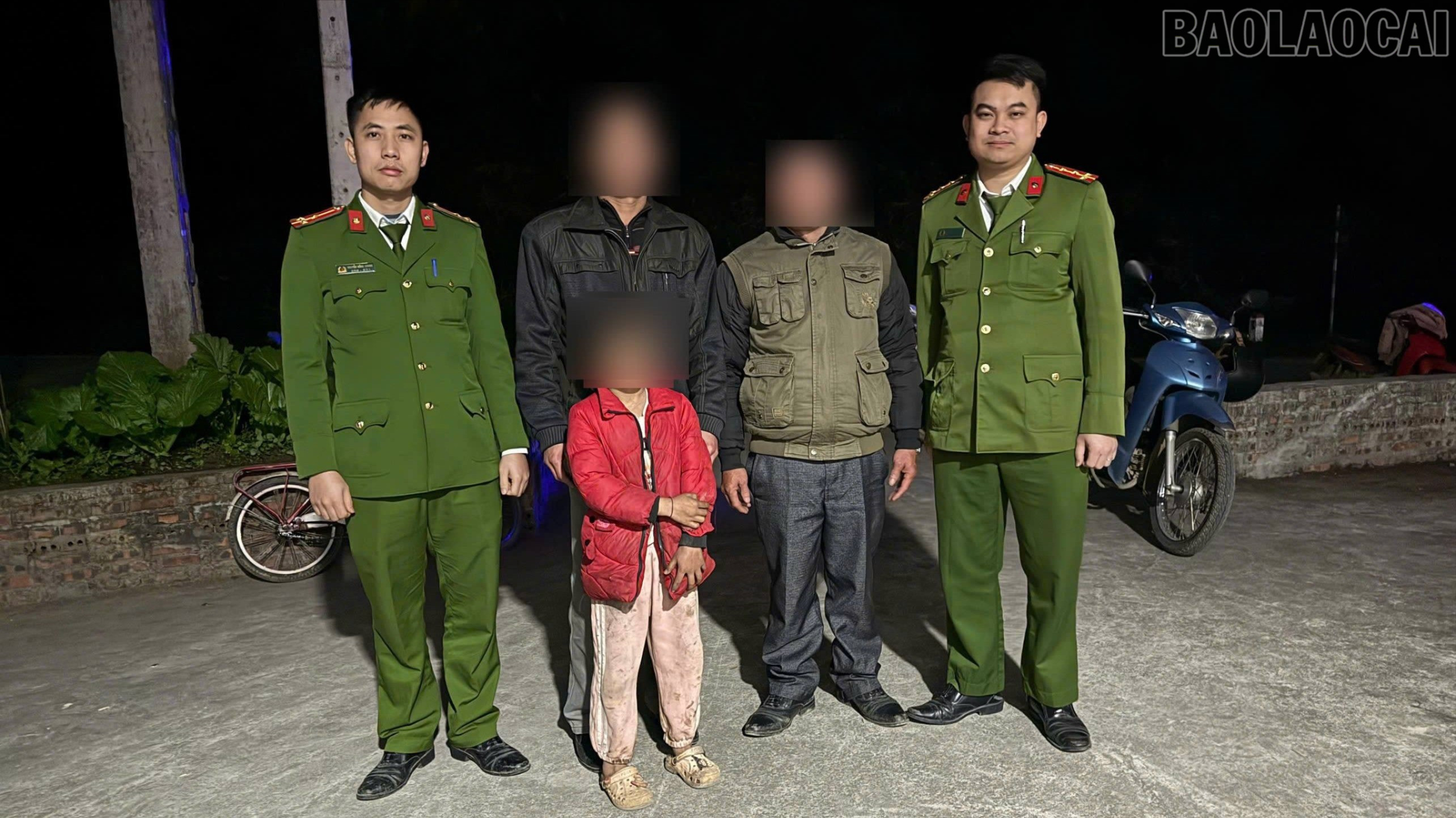 baolaocai-tr_cong-an-xa-bao-yen-ban-giao-chau-be-ve-voi-gia-dinh-an-toan-1-7727.jpg