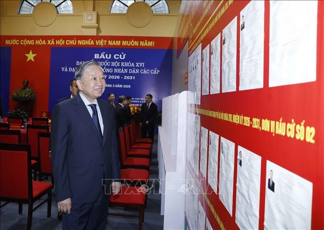 Tổng Bí thư Tô Lâm xem danh sách các ứng cử viên được niêm yết tại Khu vực bỏ phiếu số 02 phường Ba Đình, thành phố Hà Nội.