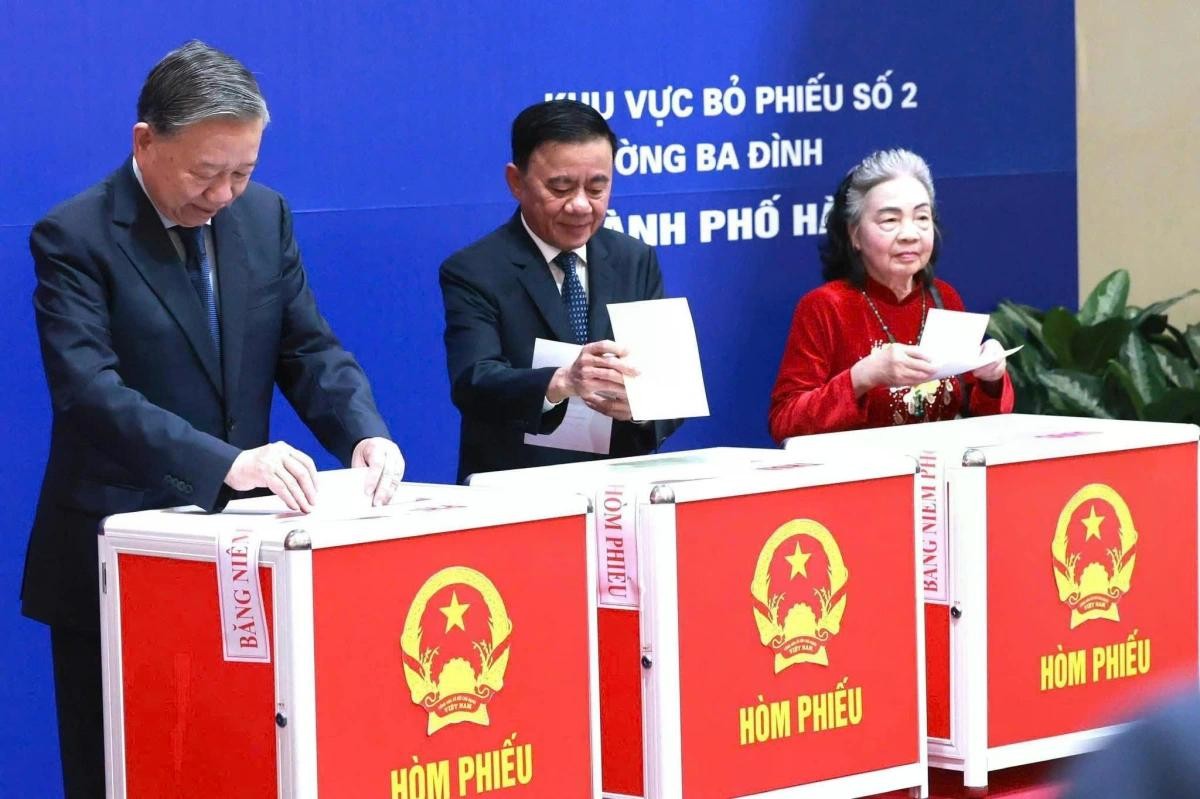 Trả lời phỏng vấn các cơ quan báo chí ngay sau khi thực hiện quyền công dân, Tổng Bí thư Tô Lâm chia sẻ, công tác chuẩn bị bầu cử lần này được thực hiện chu đáo từ sớm trên nhiều lĩnh vực, tạo điều kiện thuận lợi để cử tri trong mọi hoàn cảnh đều có thể tham gia bỏ phiếu, thể hiện được quyền tự do, quyền làm chủ của mình, trực tiếp lựa chọn những người có đủ uy tín, tín nhiệm gánh vác các công việc của đất nước cũng như các địa phương.